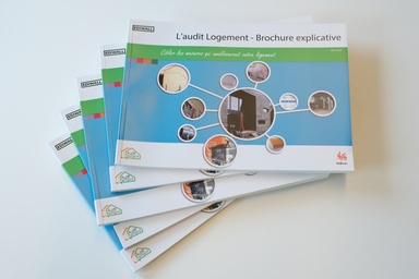 Auditeur logement agréé Région Wallonne mesurant une façade lors d'un audit énergétique — RénoPrime Wallonie