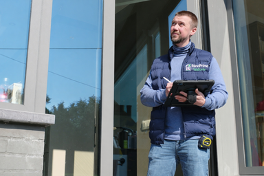 Auditeur logement agréé RénoPrime Wallonie au bureau accompagnant un client pour son audit énergétique